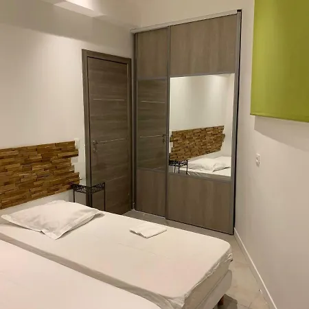 Centre - Rue Montaigne * Cannes